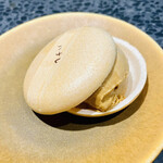 イチリン ハナレ - ◎紹興酒のアイスクリームが入った最中。