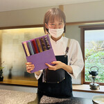 イチリン ハナレ - ◎優しく明るいスタッフの宮倉さん。好きなナイフを選択！