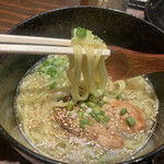 炭焼 つなぎ鶏 - 麺も適度な感じ。