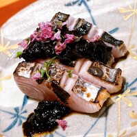 京料理 阿うん - お凌ぎです。鰆の焼霜造り。明石のブランド、浦サワラ。軽く藻塩を振り強火で炙ります。この海苔醤油もウンマイ。