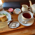 cafe しろつめくさ - 料理写真:お紅茶とスッコーン