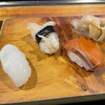 Yasubeezushi - アオリイカ、バイ貝、鮭