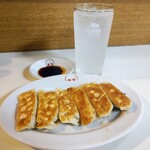 萬里 - 焼餃子374円 レモンサワー407円