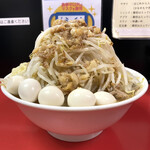 ラーメン ハイキック - ラーメン中、『紅生姜以外全増し』と、うずらトッピング