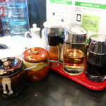 麺酒房 龍安 - 卓上調味料