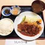 とんかつ一番 - 令和4年11月 ランチタイム
            ビフカツ定食 930円
            ビフカツ、サラダ、小鉢、ご飯、豚汁、漬けもの、食後のアイスコーヒー