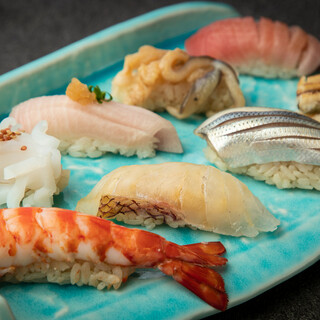 A lineup of delicious sushi that the owner is proud of.