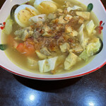 ダポールコネン - 鶏肉とアボガド、野菜のスープ。インドネシア風のダシにスパイスが効いて、満腹だったのに食欲を刺激してくれる味。