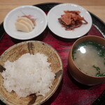 さかずき屋 - ご飯(ななつぼし)、鮭カマの麹漬け焼き、しじみ汁 2022.11月