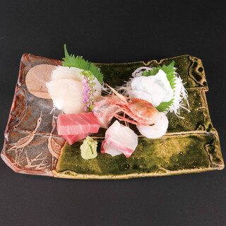 Handmade kaiseki that takes advantage of the season, using fresh fish sourced from all over the country