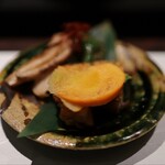 Yakitori Daraku - もも肉には、パドロンと蓮根、上に柿