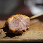 焼き鳥 陀らく - 膝周りはマンゴーソースで