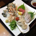 Osakana Nakaichi - 水槽中の生きた貝を注文が入ってから調理します。