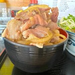 アルプス食堂 - 豚肉をライスに乗せると山盛りです