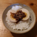 馬山 - ○茹で卵丼（日替わり）
            ご飯の上には半分に切られた茹で卵、
            その上には自家製っぽい食べるラー油が
            載せられていた。
            
            ラー油の味わいの深さに胡麻の香りと味わいのする
            茹で卵丼だった