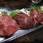 こま - 馬刺し三種盛（馬刺し/レバー/ハツ）