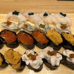 築地玉寿司 - 手前から、白子、うに、いくら、蒸し牡蠣、赤えび（キャビアのせ）