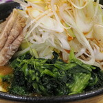 ラーメン 三亀 - ほうれん草