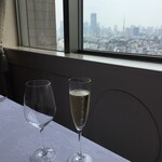 ビクターズ - 窓側の席は早めに予約です