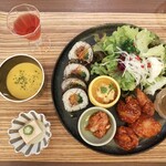 コージーガーデン カフェ アザレア - ヤンニョムチキンとキンパの韓国プレート　¥1,540