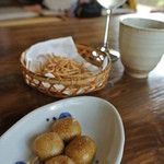 そばの坊 - お通し的なサービス　蕎麦団子・蕎麦の素揚げ