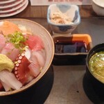 さかなや工房海鮮蔵 - 味噌汁と小鉢も付きます。