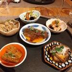 fu-fu shisen - 6種の前菜盛り合わせ上から時計回りに、押し豆腐葱山椒ソース、あん肝の紅油ソース、まぐろ叉焼、ごぼう麻辣、しらすXO醤、真ん中がにしんの火鍋煮