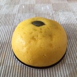 銀座 甘楽 - 種のおへそがかわいいかぼちゃ饅頭