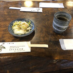 うずら家 - お通しの、白菜の浅漬け。お茶は、蕎麦茶。