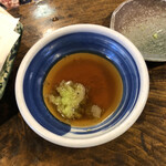 うずら家 - 天つゆには、緑色の大根おろしが付いていました。