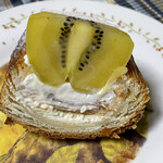 ブーランジェリー スドウ - デニッシュと同じくらい大きいキウイです。