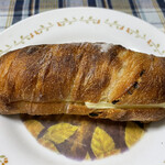 ブーランジェリー スドウ - アンチョビとバターを合わせたお酒に合うパンです。
