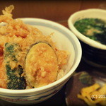 やのや - ミニ天丼セット（780円）なすびの横はなんと「きゅうり｣の天ぷらです！