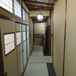 日の出 - 廊下　戦後の建物だそうです。