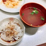 ゆたか食堂 - 煮汁をご飯にぶっかけ、あら汁と一緒に。