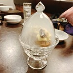 プロースト東京 ソーセージ＆燻製バル - お通しはお洒落な燻製器に入って提供