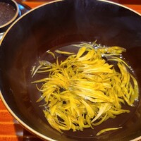 日本料理 別府 廣門 - ①菊花(大分県佐伯産、渡辺農園)、血合い抜き本枯節(鹿児島県枕崎産)&真昆布(北海道白口浜産)の出汁のお椀
                真昆布と本枯節のお出汁がレベルが高かった
                繊細な火入れをされていると推測