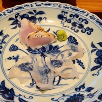 日本料理 別府 廣門 - ④虎河豚(大分県佐伯産、1.5kg、2日寝かせ)の薄造り
                産卵期は春～初夏、旬は冬～晩冬
                
                ⑤炭火炙り九絵(大分県佐伯産、3kg、雌、1日寝かせ)
                産卵期は初夏～夏、旬は冬～初夏