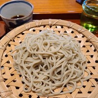 日本料理 別府 廣門 - ㉜二八蕎麦(大分県産新蕎麦)、つゆ
                  2~3日前に製粉された蕎麦粉だと聞いてビックリ。
                  ちゃんと新蕎麦の香りがします
                  蕎麦名店と遜色ありません
                  コシも喉越しも良くて美味しい蕎麦でした