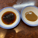 ミスター・ギョーザ - タレは醤油と味噌の二種類。「どちらか」選ぶのではなく「どちらも」頂くのがお勧め