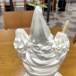 ミルク&パフェ よつ葉ホワイトコージ - ソフトクリームと生クリームのみです。