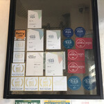 讃岐うどん 白庵 - 食べログ百名店が、壁に一杯