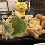 讃岐うどん 白庵 - 天ぷら、実にたくさん