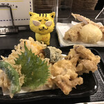 讃岐うどん 白庵 - もはや、天ぷらパーティーです