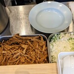 はるちゃんラーメン - カウンター内の厨房　メンマと刻みネギ