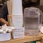 はるちゃんラーメン - カウンターのセット　水、紙コップ、割り箸、レンゲ