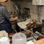はるちゃんラーメン - 厨房　狭いところに上手いこと食材と調理器具が整理されてました。。