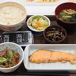 すき家 - 料理写真:すき家 南葛西店 鮭デラックス朝食 ごはんミニ 税込550円 たまごをおしんこに変更