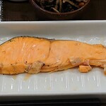 すき家 - すき家 南葛西店 鮭デラックス朝食の脂がのった鮭 ちょっとしょっぱくて骨あります