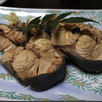 割烹 吉源 - 煮物　新鮮だと身が盛り上がります。